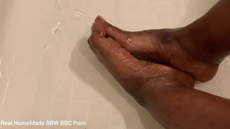 Super sexy ebony cuties: In der badewanne reiben und meine füße waschen