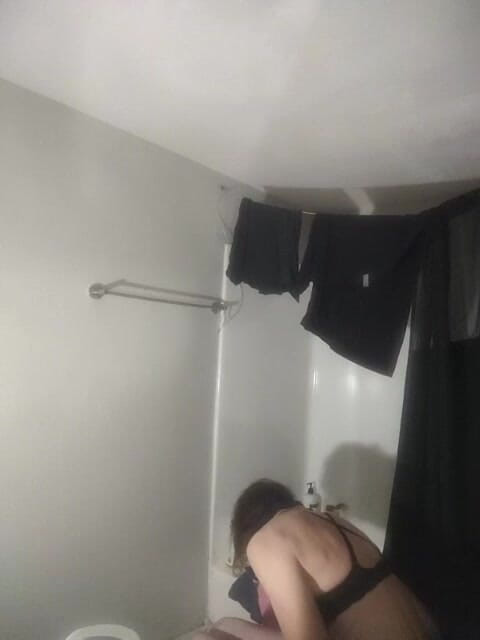 K8e Snow: 誘惑的なクロスドレッサーのストリッピングとバスタブでのティーラス、シャワーでの擦り傷、そして親密なプレイ