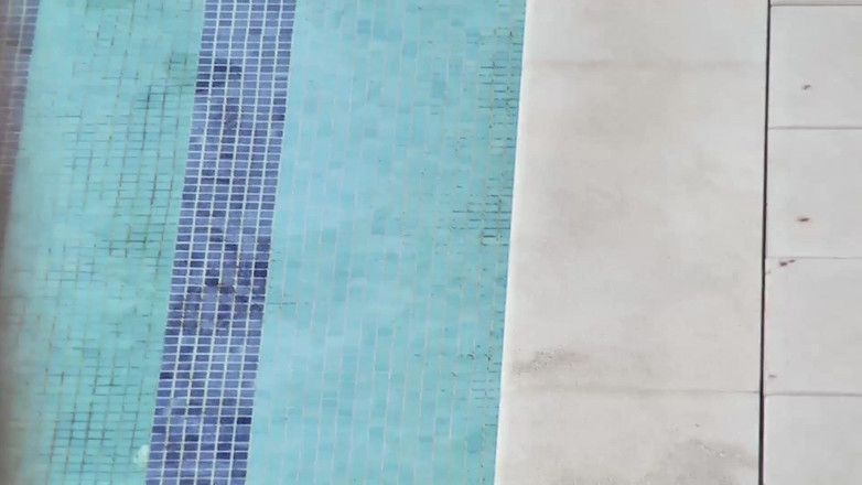 Viewer cam by Sextermedia: Rubia secretamente enlatada en la piscina