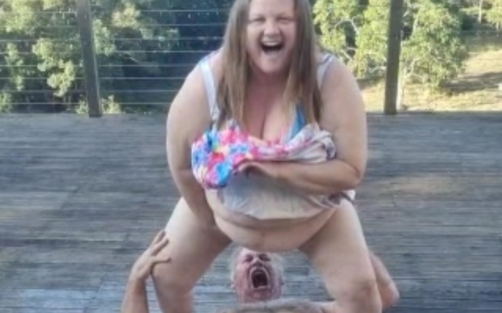 WeAreFukBunnies: 躺下，这样我就可以在你脸上撒尿（金色的淋浴）