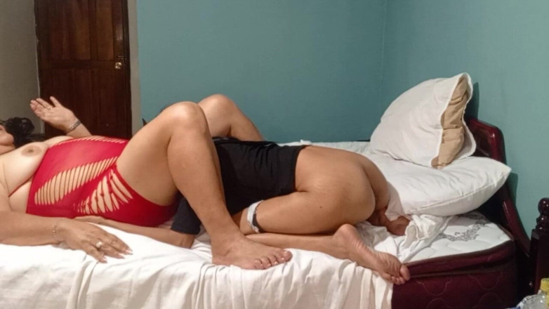Sofixxx: 섹스하는 것을 발견한 계모와 의붓여친과 함께하는 테라피