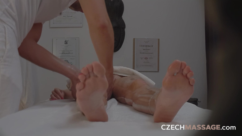 Czech Massage: Pijat ceko 75 model mengerang saat memeknya digosok sampai orgasme