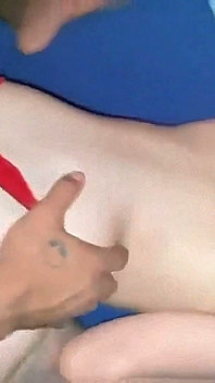 Écolière à gros seins qui suce et baise jusqu’à ce qu’elle ait un orgasme