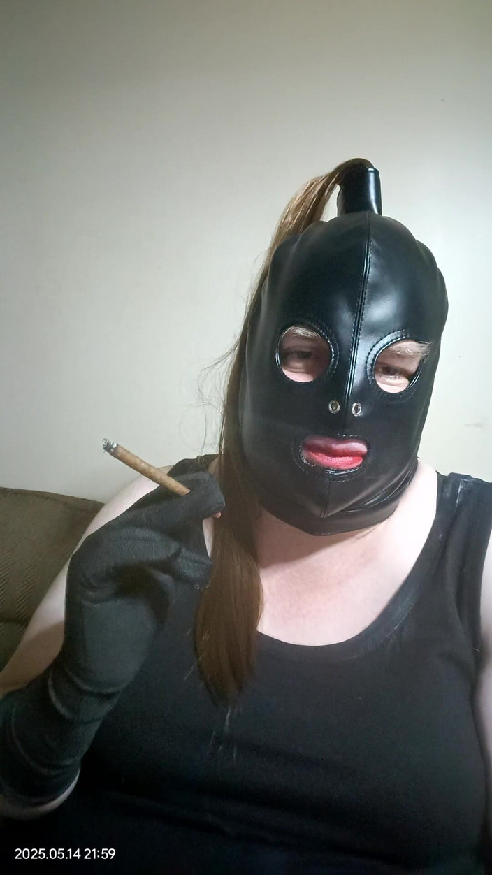 Stephanie-Nicole-TV: Fumando una Panatella Magra e sognando di essere portata in...