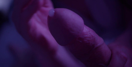 Muddy pussy: Hermosa chica chupa la polla de su hombre