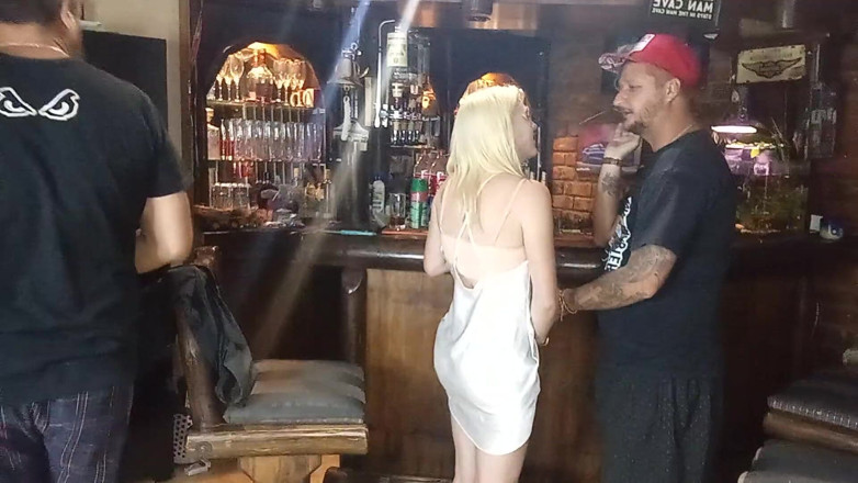 18blondteen: Barlady đang được móc cua sau giờ làm việc