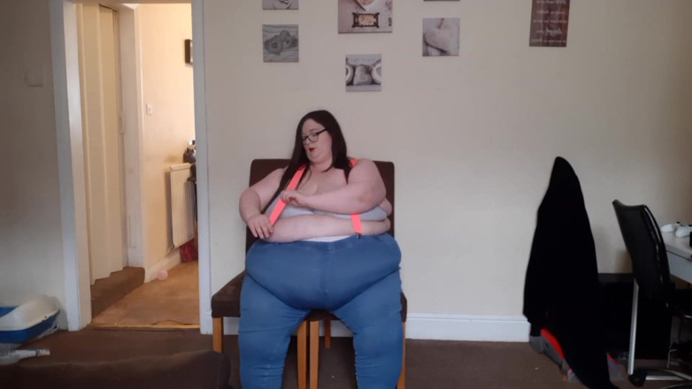 SSBBWLadyBrads: SSBBW is she too fat for clothes