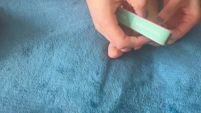 scarlettandc: Жінка приходить після купання, надягає нижню білизну і фарбує нігті на ногах, що збуджує її, і вона закінчує мастурбацією