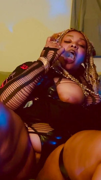 Redbone Findomme mengeringkan awak dengan rupa