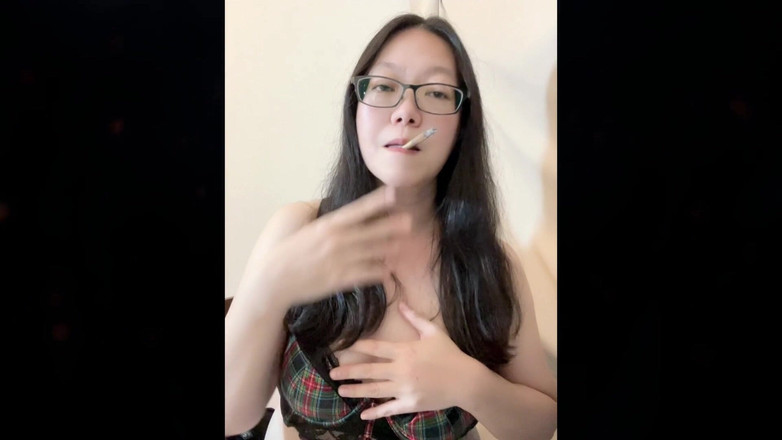 Smoking Asian: 리얼 흡연 아시아 소녀 POV: 작은 시가를 피우는 동안 변태 밀프 젖탱이를 깜박이는 핫한 아시아인으로 집으로 돌아오다