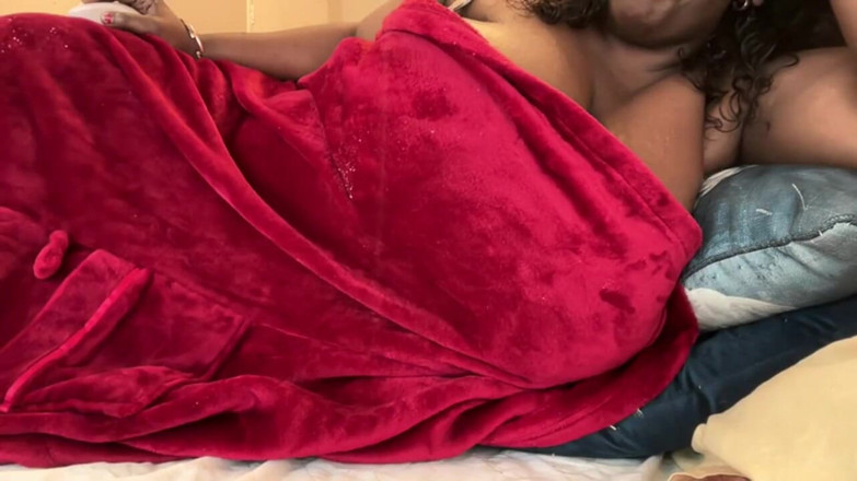 Legendary Booty Overdose: MiLF ebano gioca con le tette