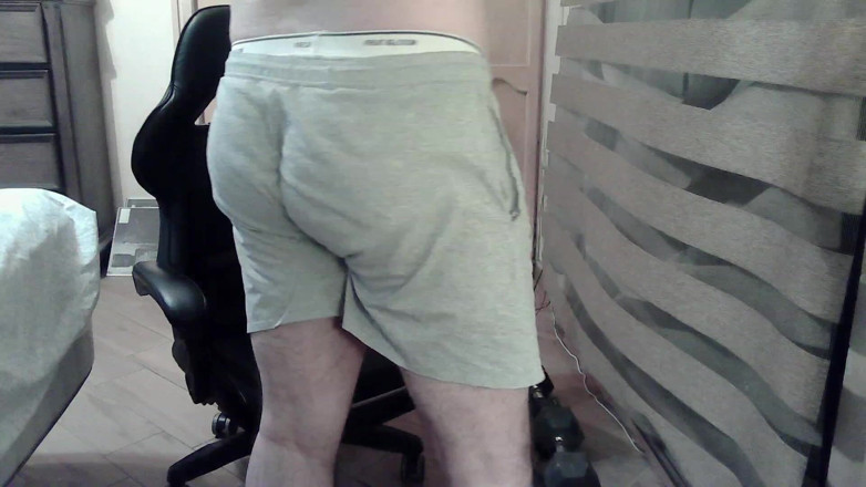 Himbo_Fox: Il camboy muscoloso flette i muscoli e si accovaccia