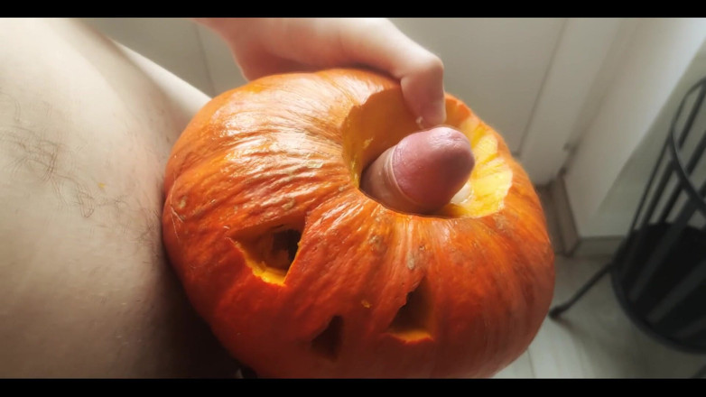 Snauwflake: フレンチ・トゥインクがカボチャとセックスする最高の野菜(ハロウィン動画)