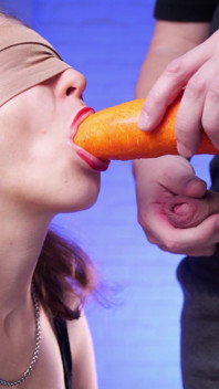 Ipnotizzante sorpresa con gli occhi bendati: squisita gola profonda e enorme sborrata