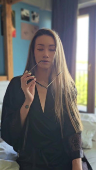 Asiatische MILF Mit Brille in Seidenrobe