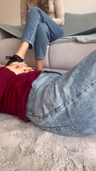 Я исполняю свой фетиш нюхаю ступни моей подруги