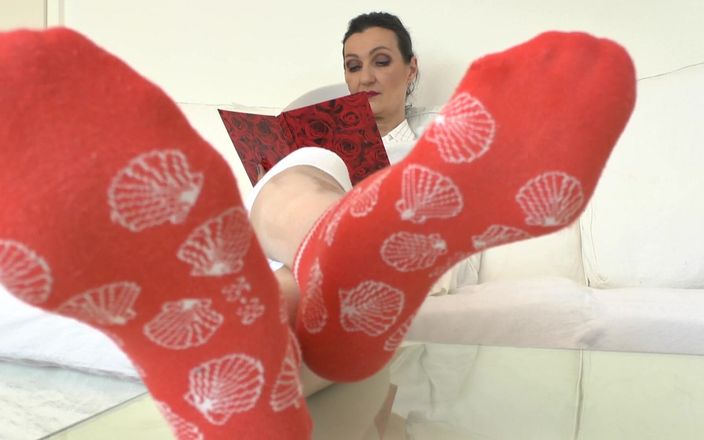 Lady Victoria Valente: Нюхай мои потные носки, пока я читаю мою книгу, в видео от первого лица, леди Виктория Валенте
