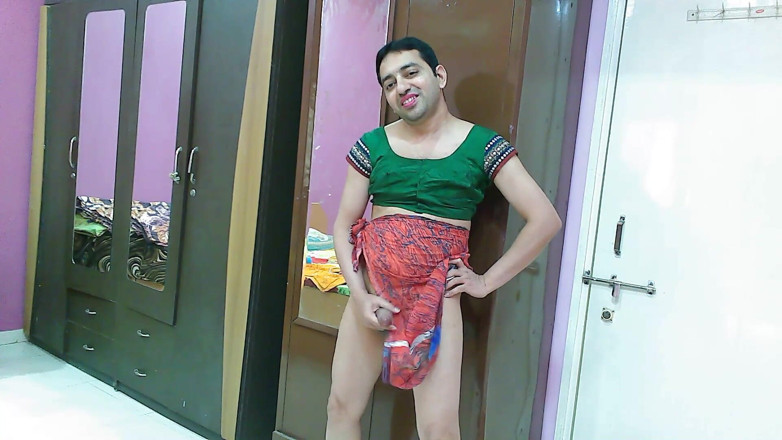 Cute & Nude Crossdresser: Süßer sissy-transvestiert femboy Sweet Lollipop in top und strandrock.