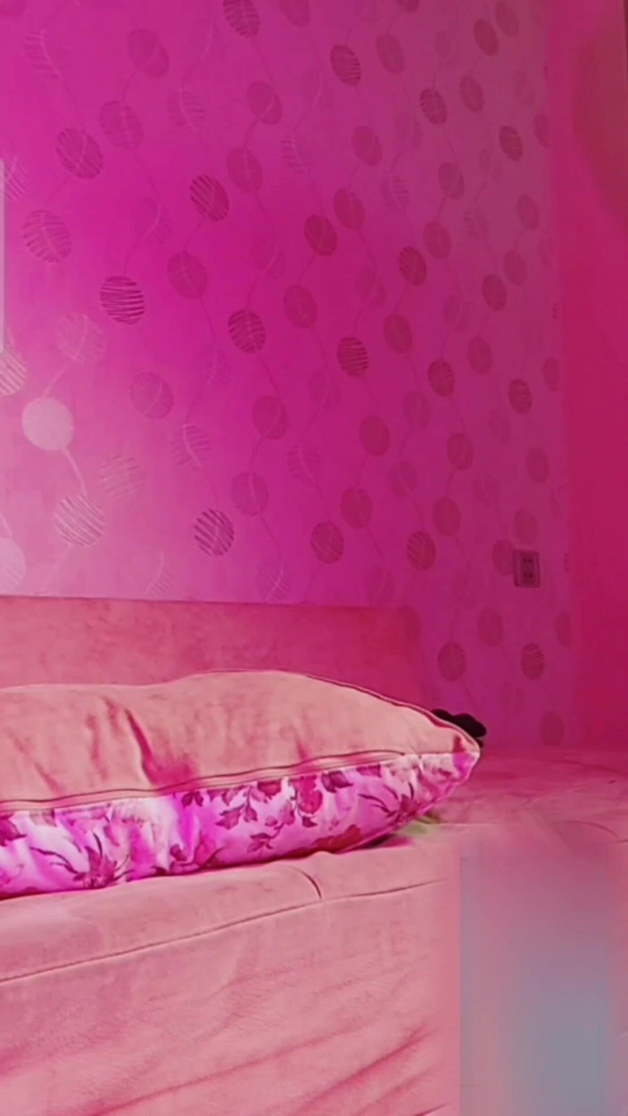 Kitty_Cross: Piękna maminsynek ubiera kilka gorących spódnic na swoim dużym tyłku