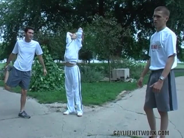 Gay Life Network: Twink threesome in the soft bed