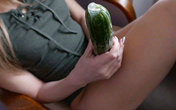 Alisa Lovely: Ik koop grote komkommer in de winkel om mijn wellustige...