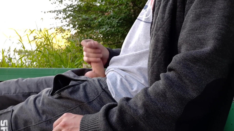 AlexRusFun: Tiener trekt zijn pik af in een boot op de...