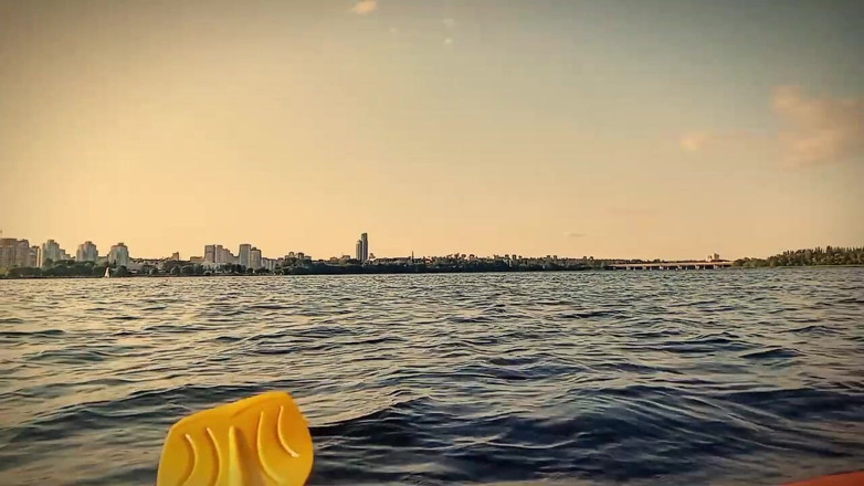 Fish Cam: Wspomnienia z minionego lata. Twink szarpie swojego kutasa w środku rzeki