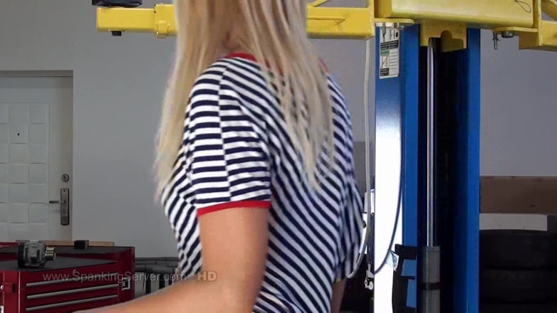 Spanking Server: Charlie đánh lưng trần trụi