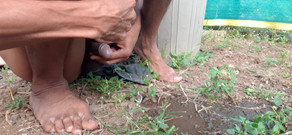 Che: Melancap zakar besar kencing hitam India