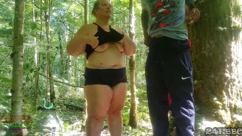 24KBBC: BBW-nachbarin und ich haben spaß im wald