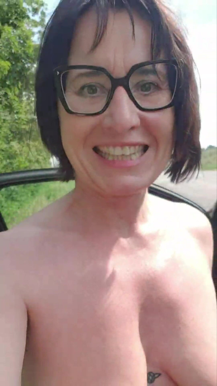 JulieEroticDress: Julie Vuelve a Chapotear En El Aparcamiento