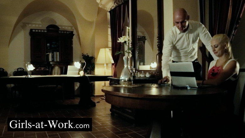 Girls At Work: Một thư ký không có giới hạn