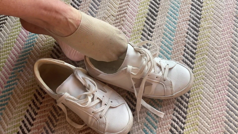 Mr MF: Sra. Mature Feets - meias fedorentas saem depois de uma longa...