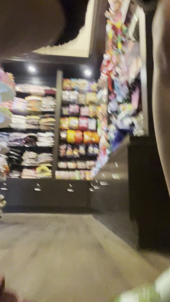 MistressWriggler: Commando en kleren passen in een winkel zonder kleedkamer!