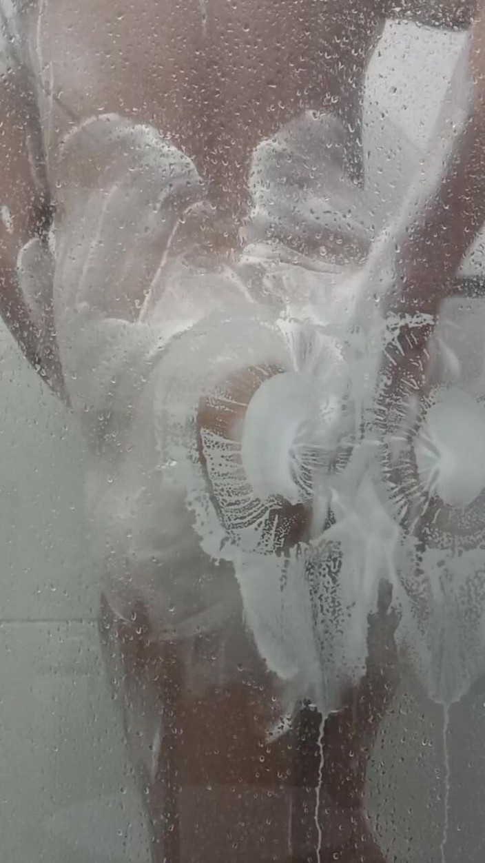 MiguellTrajano: Une tapette prend une douche après avoir donné son cul à...