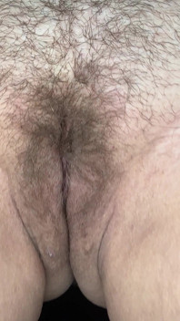 Hairy Pussy and Very Wet and I Play with My Hole!