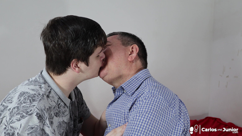 Carlos And Junior: 爸爸和他的男孩接吻