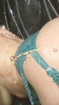 Lesbiche imbrattate scena 4: due lesbiche tettone coperte di torta si mangiano la figa a vicenda
