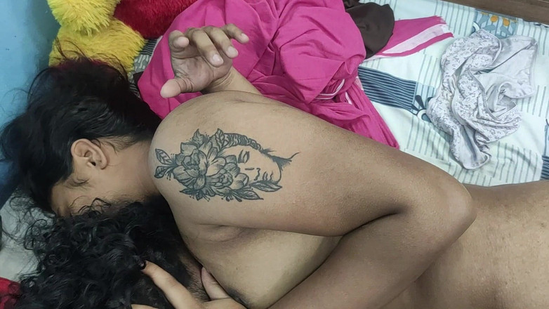 Vaigavarun45: 印度夫妻的热辣浪漫与胸部吮吸和嘴唇锁定硬性爱