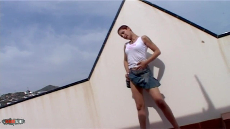 MMM100: Katia: Katia com tesão tirando a roupa no Terraço