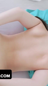 배다른 아빠 자지 풀영화에 빨고 싶어하는 섹시한 할로윈 의붓딸