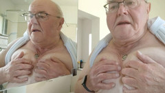 Karlchengeil: Moje słodkie cycki w lustrze