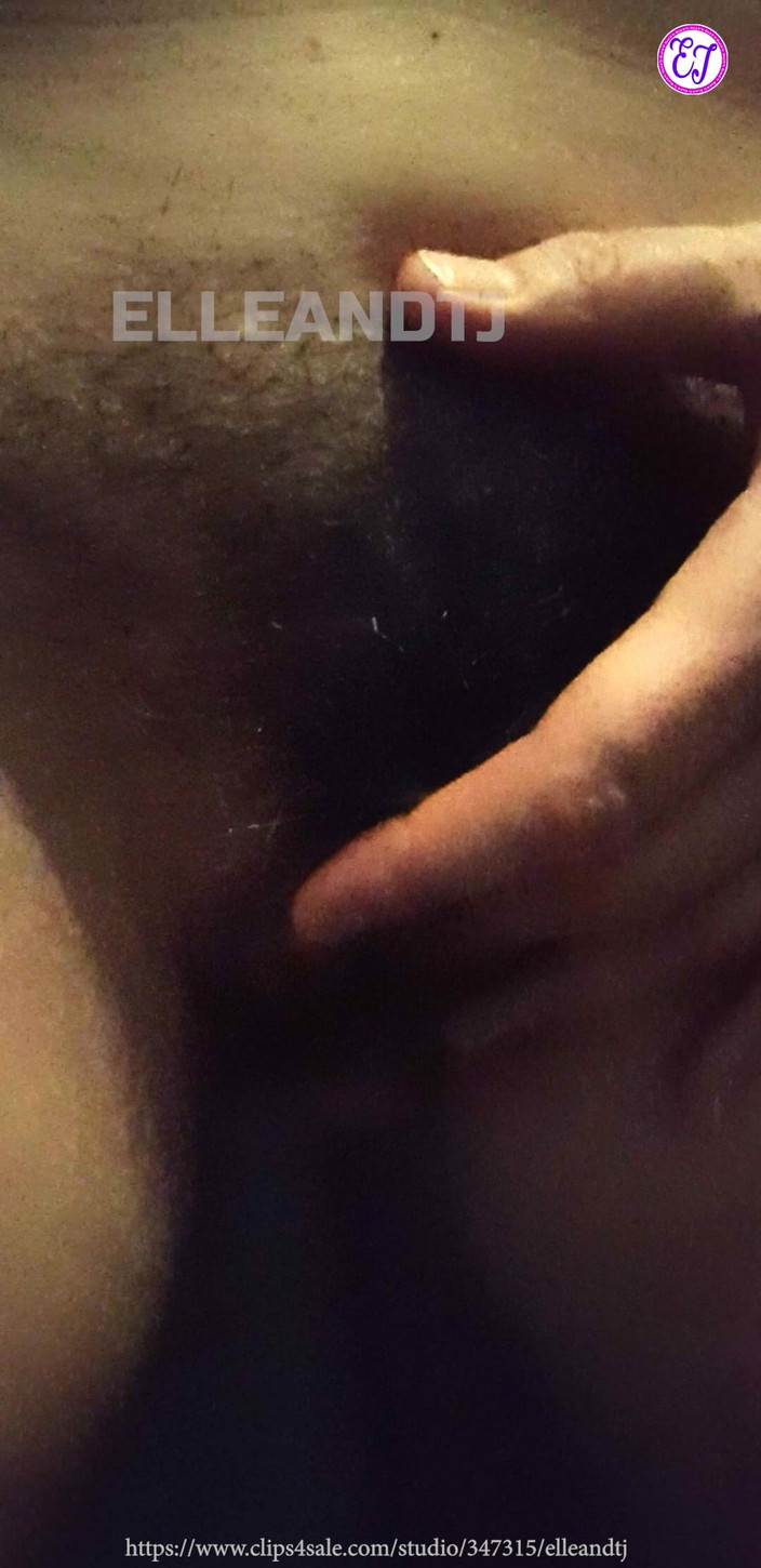 elleandtj: बालों वाली चोदने लायक मम्मी खुद में ऊँगली कर रही है