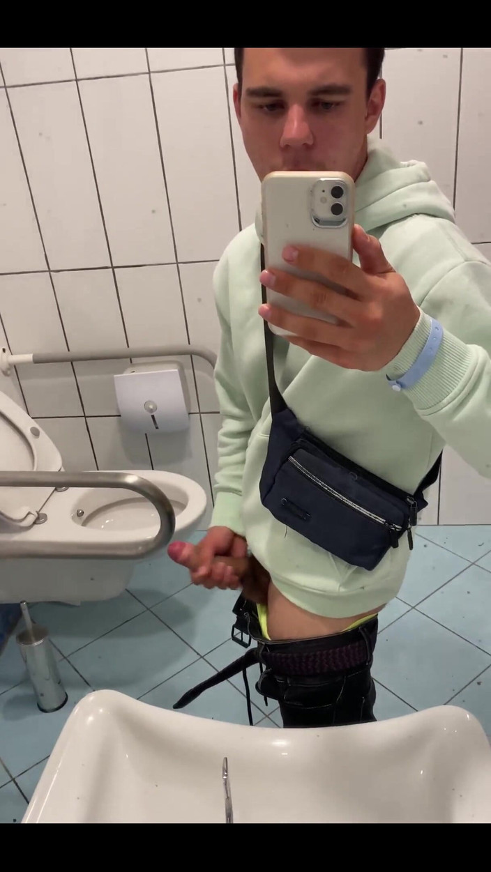 Max_Russell: I Can't Miss the Opportunity to Masturbate in Toilet