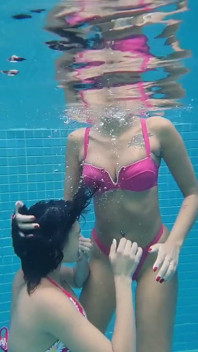 Dominación lésbica las chicas top controlan la piscina de aire
