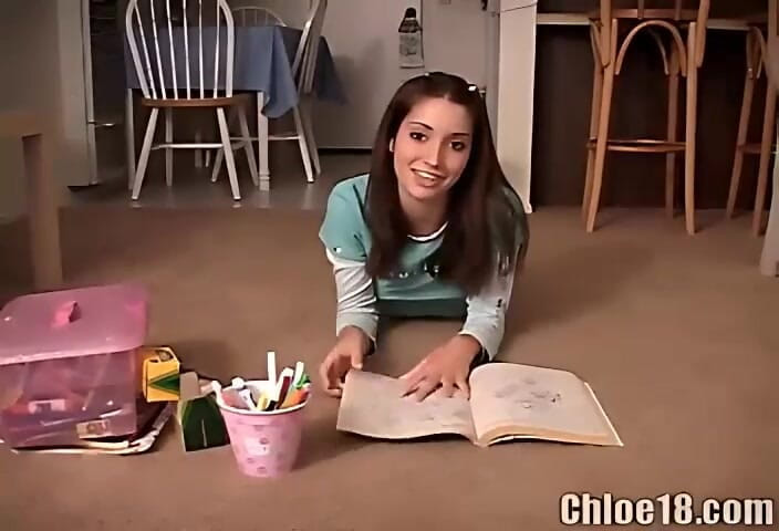 Chloe 18: Sevimli Amerikalı 18 yaşındaki Chloe 18 boya kalemleriyle oynuyor