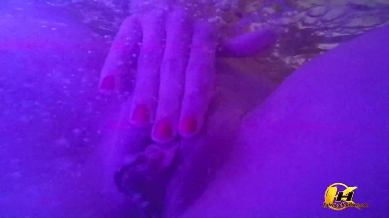 Katerina Hartlova: MILF mit dicken titten masturbiert unter wasser im jacuzz