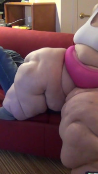 Bobbi Jo lo aplasta en el sofá
