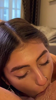 Kaum legal, teenager lutschen und schlucken die ladung des Fotografen in verbotener backstage-orgie - roher pOV-blowjob-skandal
