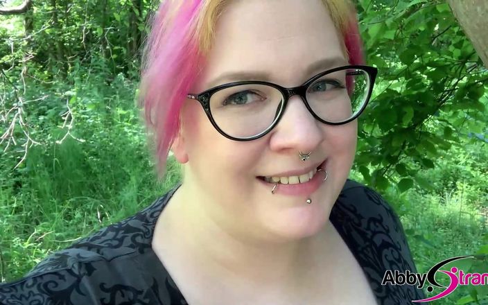 Abby Strange: Piss kompilace - německá velká kráska Abby Strange Pissing, Venkovní